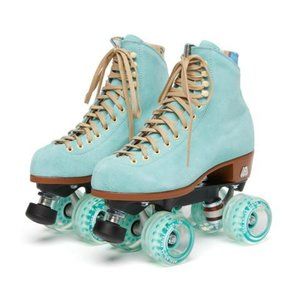 Looking to buy Moxi Lolly size 6!